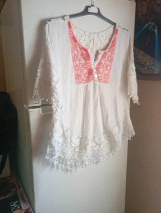 Blusa blanca con detalles rosas
