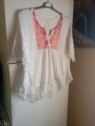 Blusa blanca con detalles rosas