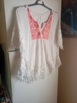Blusa blanca con detalles rosas