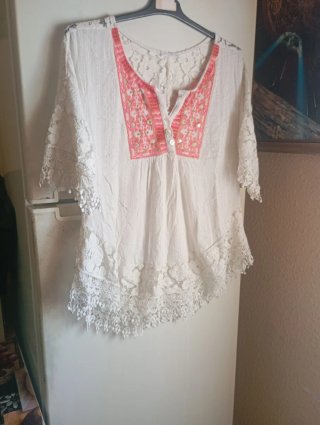 Blusa blanca con detalles rosas