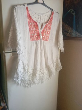 Blusa blanca con detalles rosas