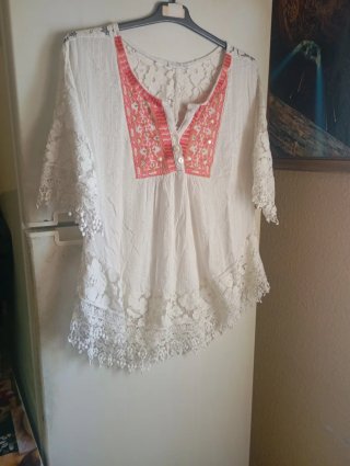 Blusa blanca con detalles rosas
