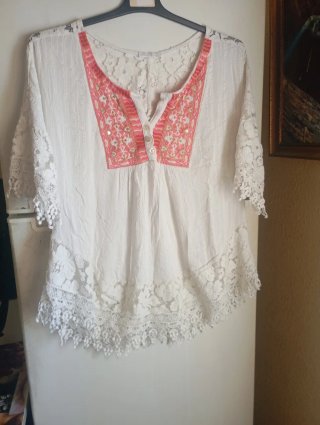 Blusa blanca con detalles rosas