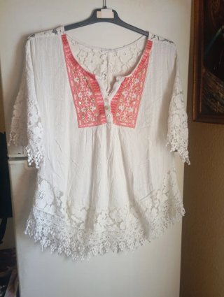 Blusa blanca con detalles rosas