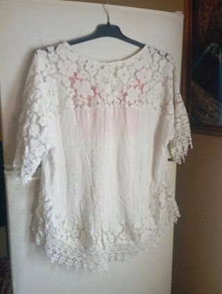 Blusa blanca con detalles rosas