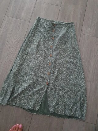 Falda larga verde con botones