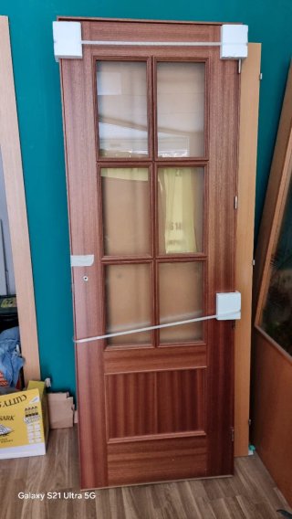 Puerta de madera con cristal