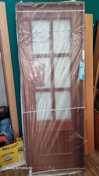 Puerta de madera con cristal