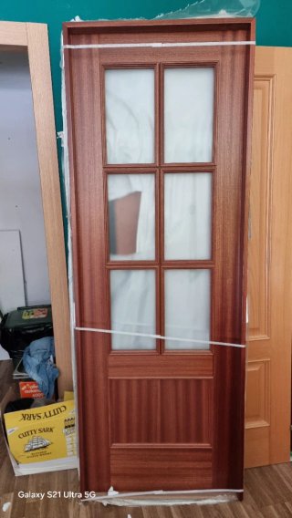 Puerta de madera con cristal