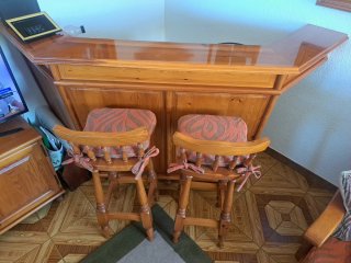 Barra y 2 taburetes de pino macizo  hecho a mano