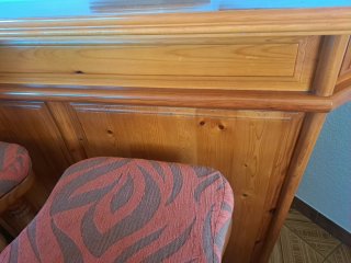 Barra y 2 taburetes de pino macizo  hecho a mano