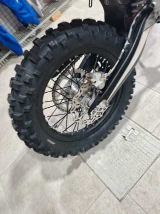 BETA XTRAINER 300 2T ENDURO MY27Negra y Roja