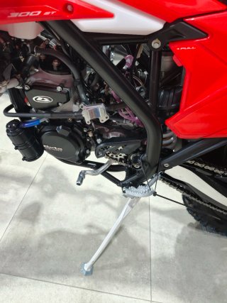 BETA XTRAINER 300 2T ENDURO MY27Negra y Roja