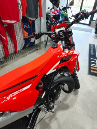 BETA XTRAINER 300 2T ENDURO MY27Negra y Roja