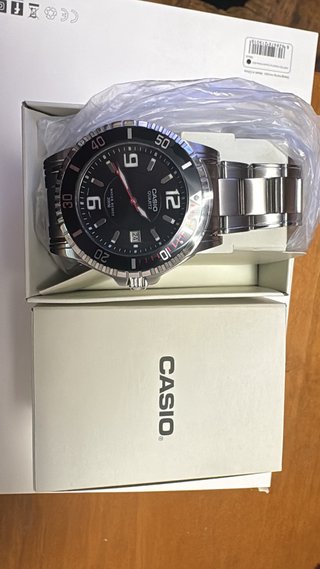 Reloj Casio Quartz Negro y Plateado