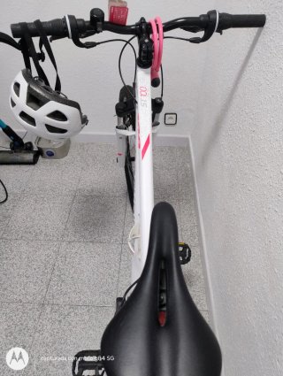 Bicicleta Rockrider Blanca y Rosa.
