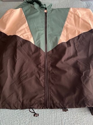 Chaqueta con cremallera y capucha