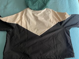 Chaqueta con cremallera y capucha