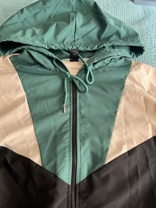 Chaqueta con cremallera y capucha