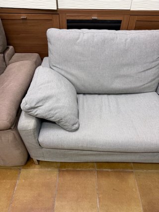 SOFÁ DE TELA GRIS + PUFF SEGUNDAMANO