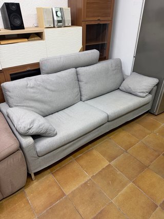 SOFÁ DE TELA GRIS + PUFF SEGUNDAMANO
