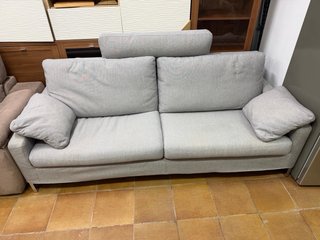 SOFÁ DE TELA GRIS + PUFF SEGUNDAMANO