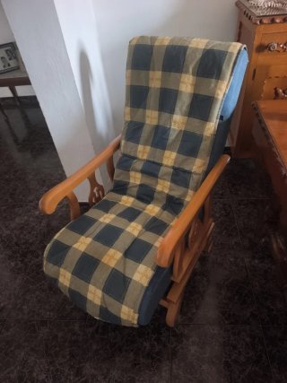 Sedia a Dondolo in Legno e Tessuto Blu