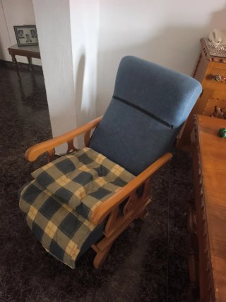 Sedia a Dondolo in Legno e Tessuto Blu