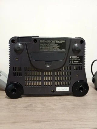 Lote Nintendo 64 + 2 mandos con expositores (104)