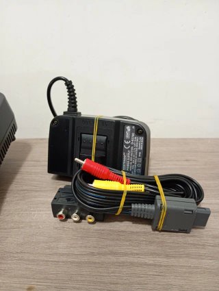 Lote Nintendo 64 + 2 mandos con expositores (104)