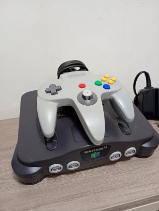 Lote Nintendo 64 + 2 mandos con expositores (104)