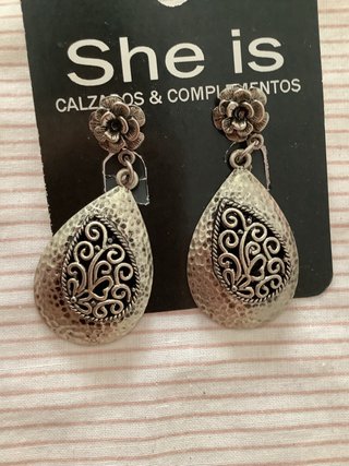 Pendientes plateados estilo vintage con flor