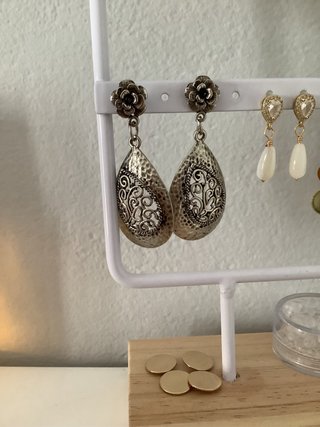 Pendientes plateados estilo vintage con flor