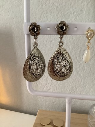 Pendientes plateados estilo vintage con flor