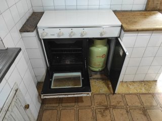 Cocina de gas butano 4 hornillos y horno