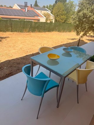 Mesa cristal y 4 sillas  funcionan perfecto cocina