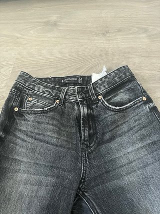 Vaqueros Stradivarius negros desgastados