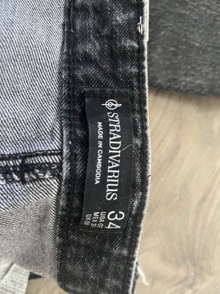 Vaqueros Stradivarius negros desgastados