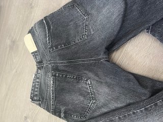 Vaqueros Stradivarius negros desgastados