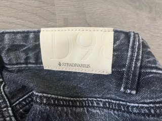 Vaqueros Stradivarius negros desgastados