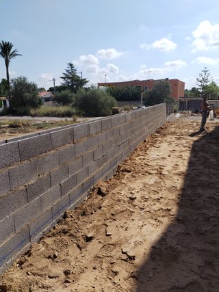 CERRAMIENTOS DE VALLA Y MUROS DE BLOQUE
