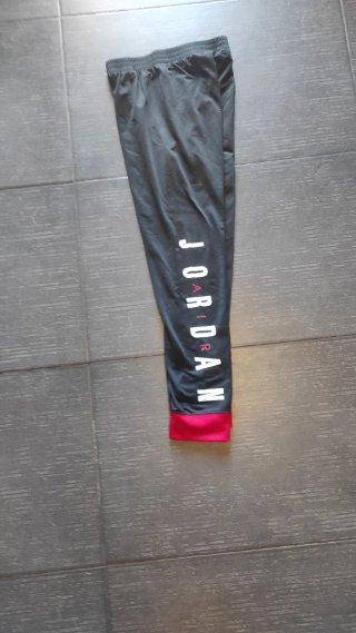 Conjunto deportivo Jordan negro y rojo