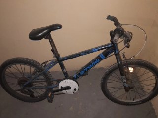Bicicleta BMX Btwin Negra y Azul