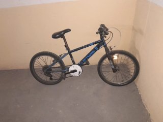 Bicicleta BMX Btwin Negra y Azul