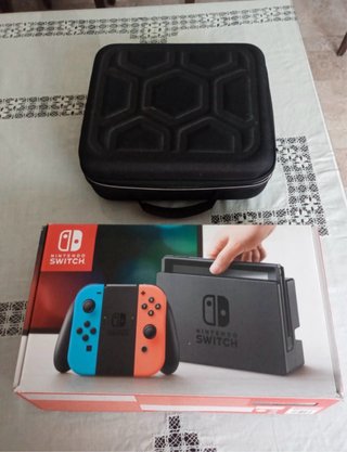 Nintendo Switch con accessori e valigetta