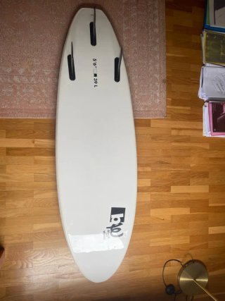 Tabla surf Black on White 5'6'' 39L