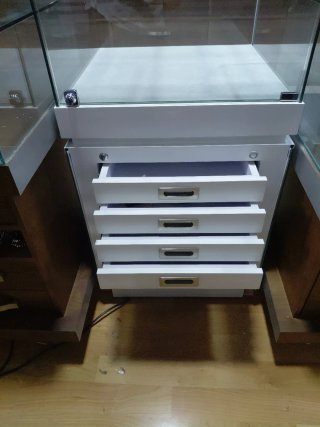 Vitrina expositora blanca con luz