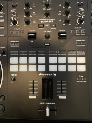 Pioneer DJ DDJ-REV5 con funda perfecto