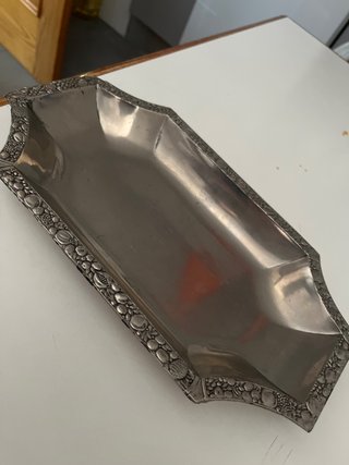 Bandeja decorativa de metal plateado