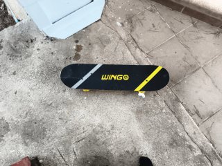 Skate Negro con Ruedas Amarillas